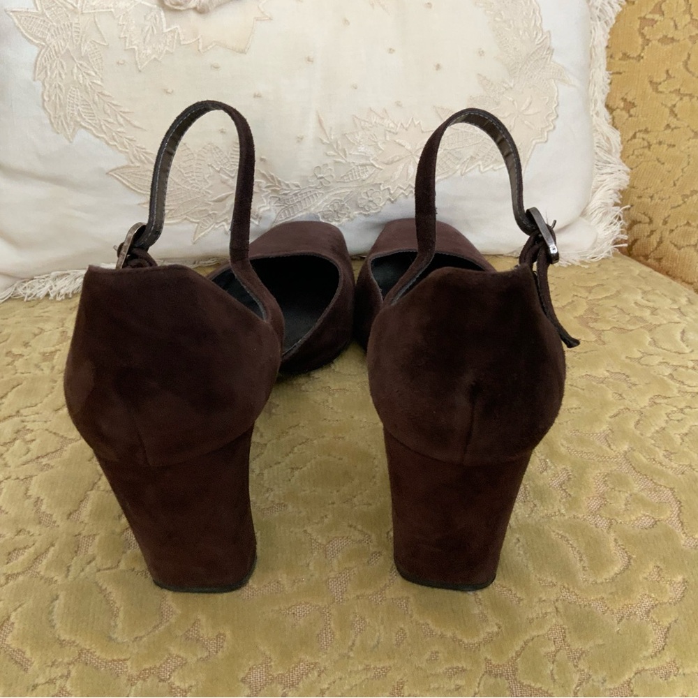 Nine West Vintage 1995 brown suede shoes.2 3/4 “heels. Very good condition.